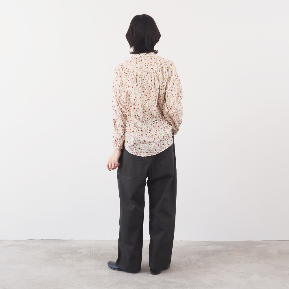 NARU(ナル) 木の実柄ローン ギャザーシャツ 665836