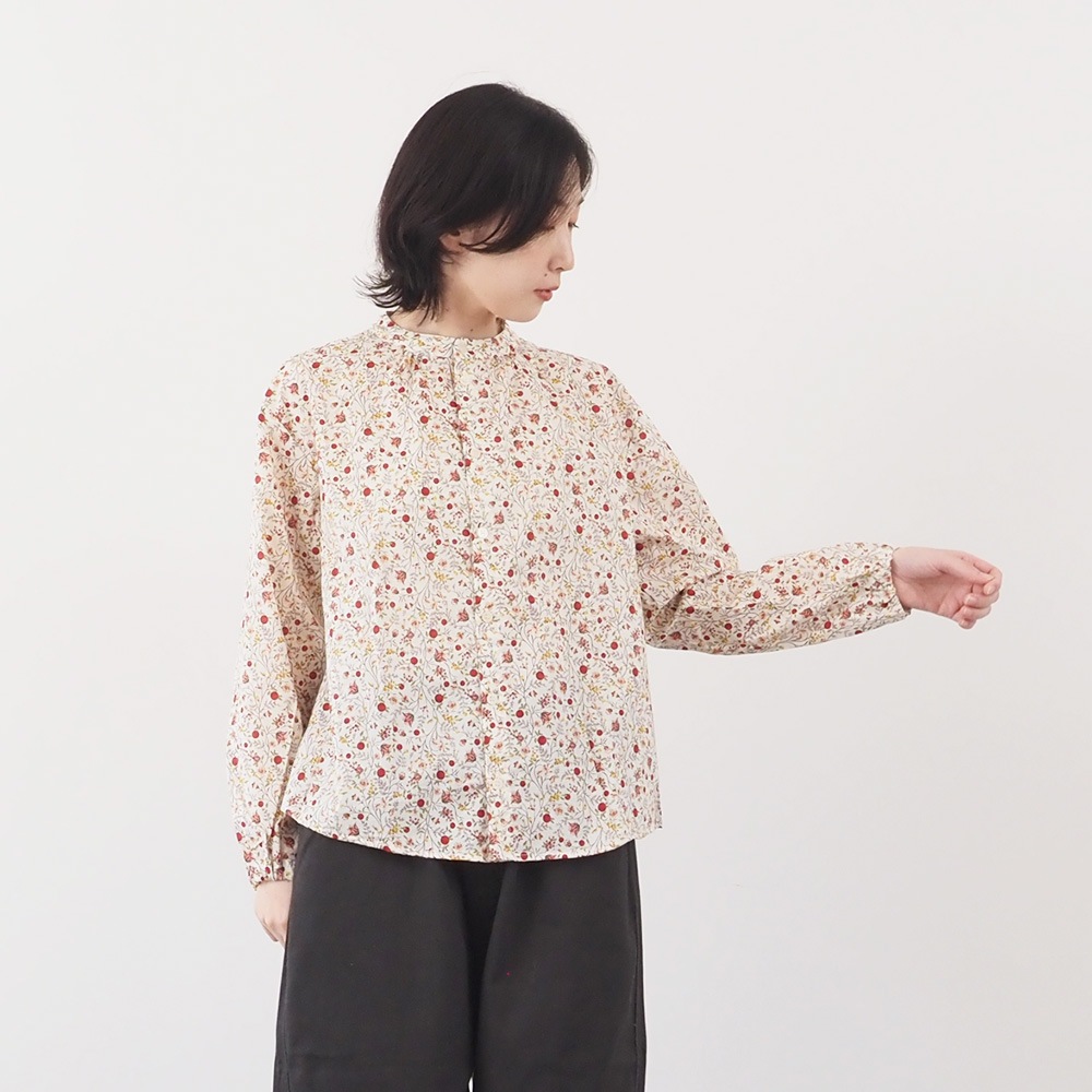 NARU(ナル) 木の実柄ローン ギャザーシャツ 665836