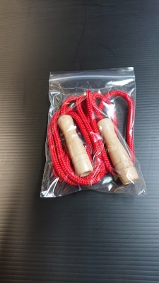 カラー縄跳び16打　柄付（ﾊﾟｲﾚﾝｶﾗｰﾛｰﾌﾟ）赤色　袋入