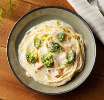 たっぷりサーモンのクリームソース