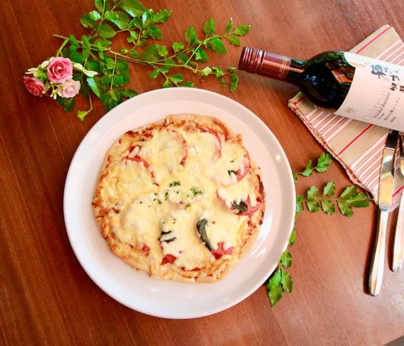 フレッシュトマトとバジルのピザ