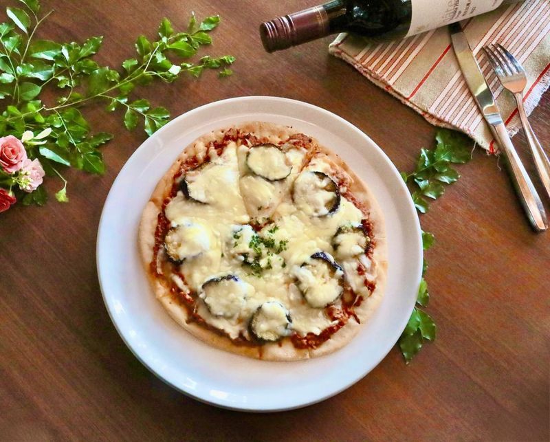 なすとボロネーゼのピザ