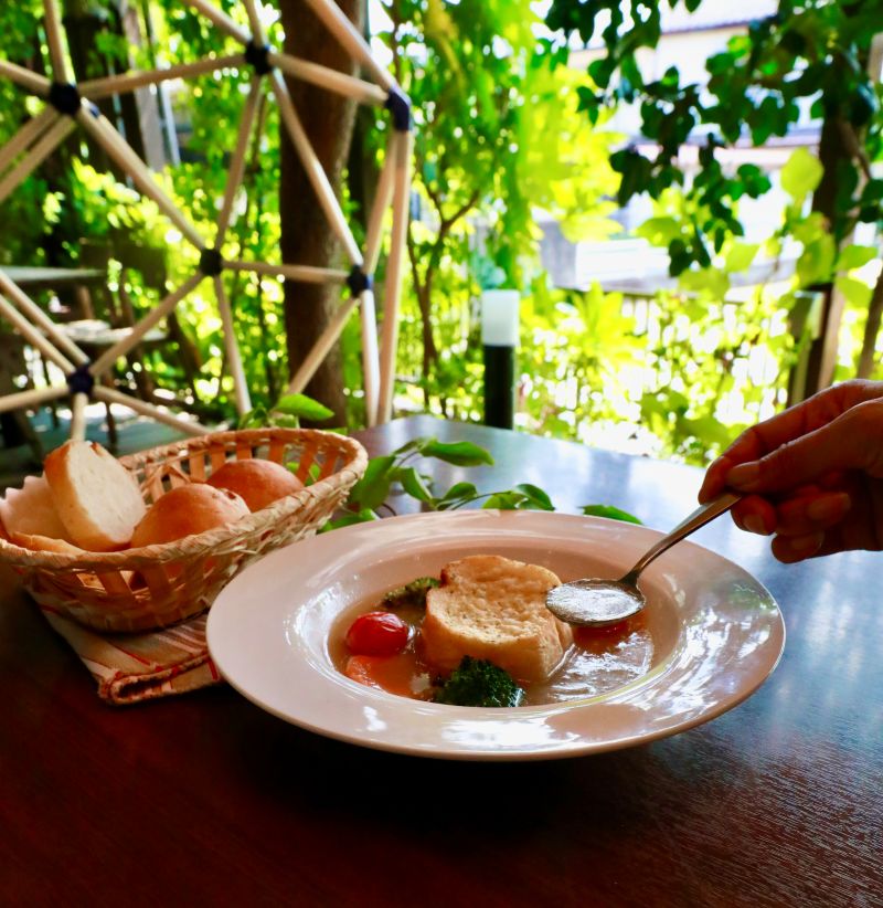 パンと食べるオニオンスープ