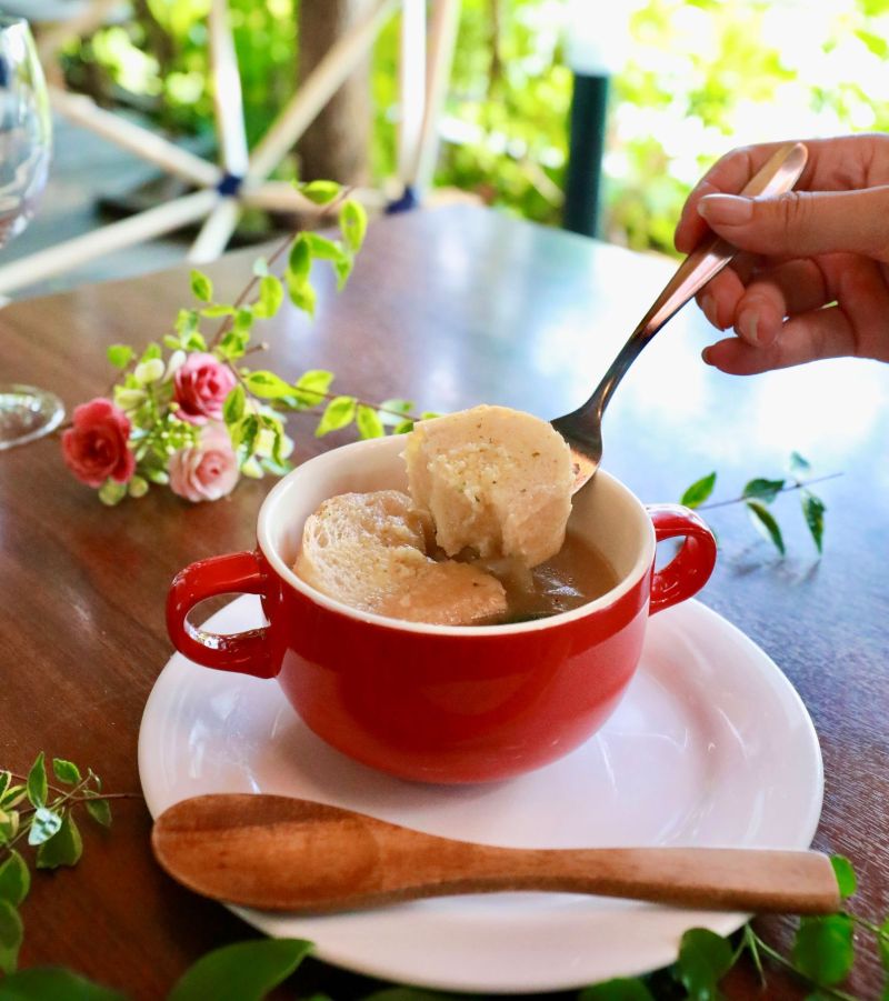 パンと食べるオニオンスープ