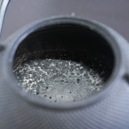 鉄瓶 Amazon｜岩鋳(Iwachu) 鉄瓶 黒焼付 0.65L 鉄瓶兼用急須 5型新