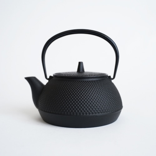 和骨董 重厚な1.5Ｌ南部あられ鉄瓶 鉄器 古物 骨董 茶道具 茶釜 菊/蓮摘み 和骨董 重厚な1.5L南部あられ鉄瓶 鉄器 古物 骨董 茶道具 茶釜