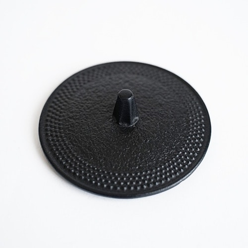 新品　岩鋳　南部鉄瓶 鉄瓶　5型　新アラレ　ＩＨ対応　黒焼付　12822 日本製 Amazon｜岩鋳(Iwachu) 鉄瓶 黒焼付 0.65L 鉄瓶兼用急須 5型新