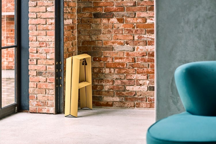 なぜ「出しっぱなし」でいられるのか<br><br>
自立機能による、美しい佇まい<br>
折りたたんだ状態でも自立するため、壁に立てかける必要がありません。<br>
道具でありながら、家具のように空間に馴染みます。<br><br>

ワンタッチ開閉のシンプル構造<br>
使いたいと思った瞬間に、片手でさっと開ける。<br>
開閉動作が直感的で、「出す・しまう」という行為そのものを減らします。