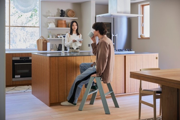 生活空間での使用を考え抜いた安全ディテール<br><br>
・約3.2kgの軽量設計で、持ち運びやすい<br>
・指や衣類を挟みにくい構造<br>
・脚先には床を傷つけにくい樹脂キャップを採用<br>
・ぐらつきを抑える安定した踏み板設計<br><br>
安全に使えることそのものを、デザインの一部として設計しています。