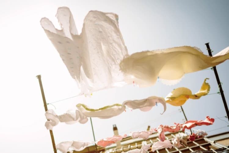 <b>繰り返し使えて経済的</b><br>
汚れても水またはぬるま湯でやさしく手洗いできるため、いつでも清潔にお使いいただけます。<br>
素材自体にブラックシリカが練り込まれいるため、洗っても効果は半永久的で繰り返し使用可能です。<br>
環境にも優しい製品となっております。<br>
※１ヶ月に２回程度、好天時に天日干しすることでより効果が持続します。<br>