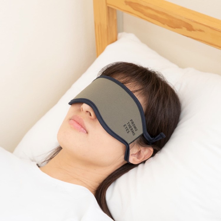 <b>快適な着け心地</b><br>
パイピング部分と耳ひもには、肌あたりがやさしく柔らかな特殊生地「NOBILIZA（ノビルザ）」を採用。<br>
長時間着用しても負担を感じにくい設計です。<br>
耳ひもはスライド式で、お好みに合わせてフィット感を細かく調節できます。<br>
※NOBILIZAは株式会社アタゴの登録商標です。<br>