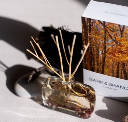 <b>Bark&Branch(バーク＆ブランチ) </b><br>
雄大な事前から生み出された、樹木とハーブの香り<br>
様々な生物や空気を守り、豊かな資源を生み出す森の木々。<br><br>

その凛とした佇まいと日々移り変わる表情を表現した、<br>
大自然の恵みを身近に感じるコレクションです。<br><br>