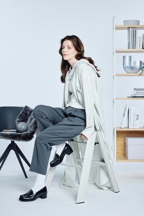 【出しっぱなしで美しい脚立】 長谷川工業 lucano（ルカーノ）2段｜自立式・ワンタッチ開閉・耐荷重100kg