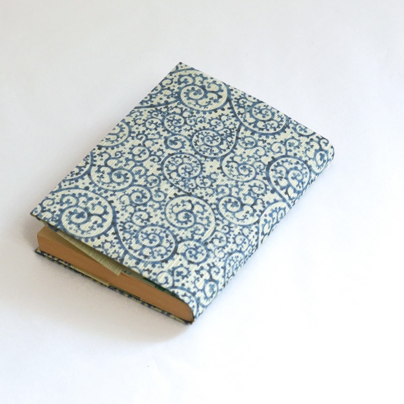 ふすま地ブックカバー文庫　蛸唐草模様-紺青 (こんじょう）