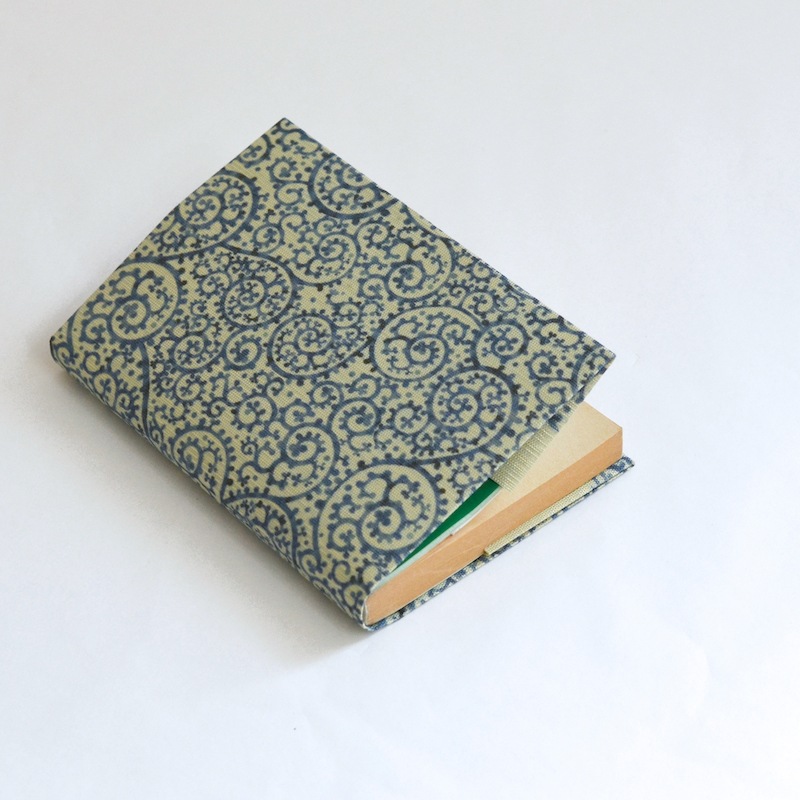 ふすま地ブックカバー文庫　蛸唐草模様-紺青 (こんじょう）