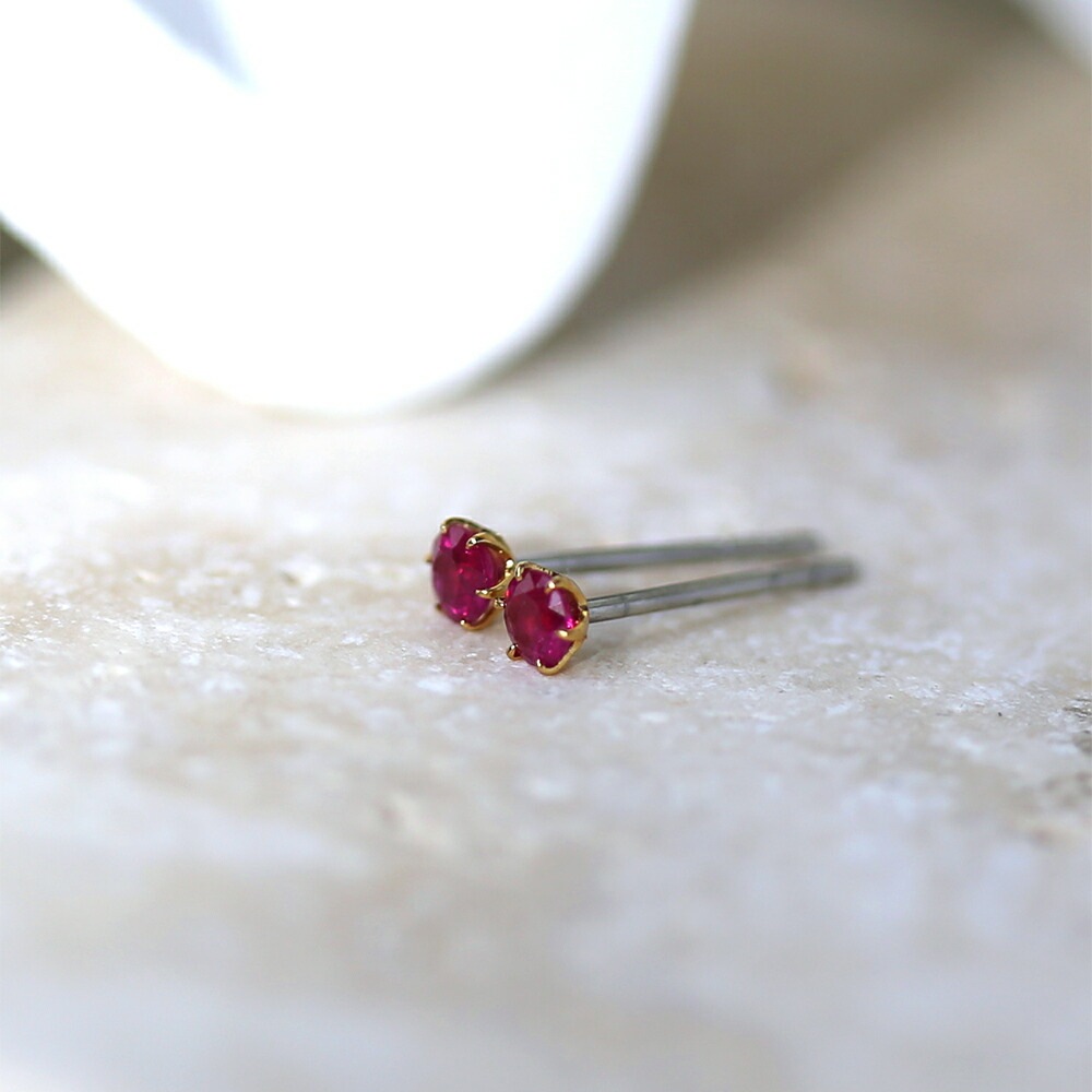 ルビー ダイヤモンドカット スタッドピアス ［3mm］