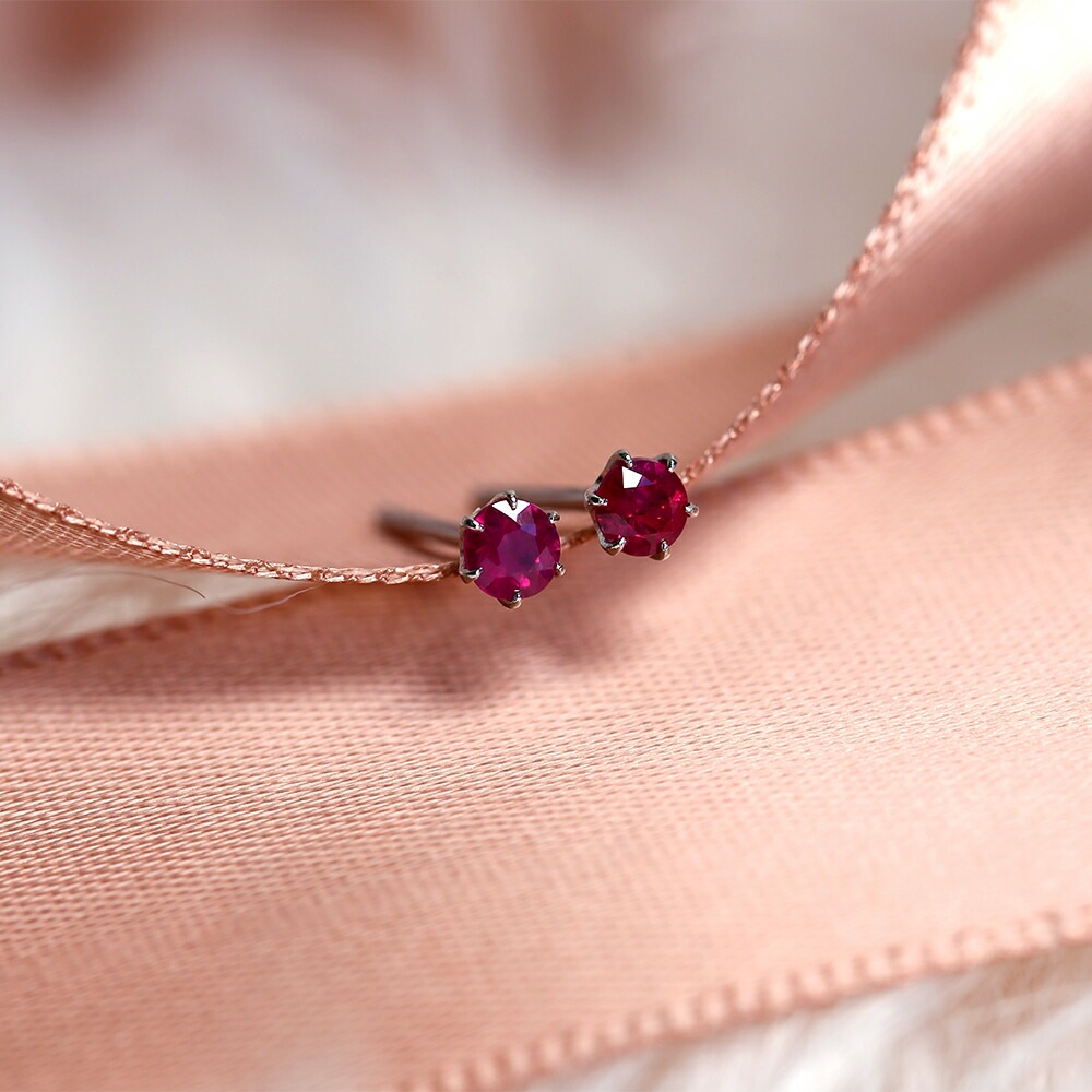 ルビー ダイヤモンドカット スタッドピアス ［3mm］