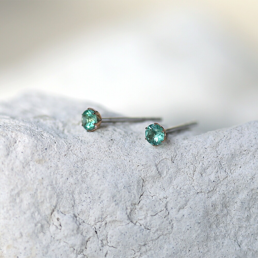 エメラルド ダイヤモンドカット スタッドピアス ［3mm］