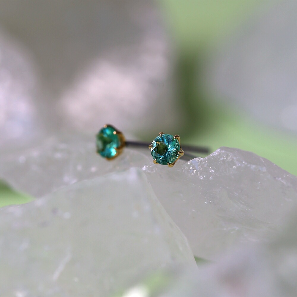 エメラルド ダイヤモンドカット スタッドピアス ［3mm］