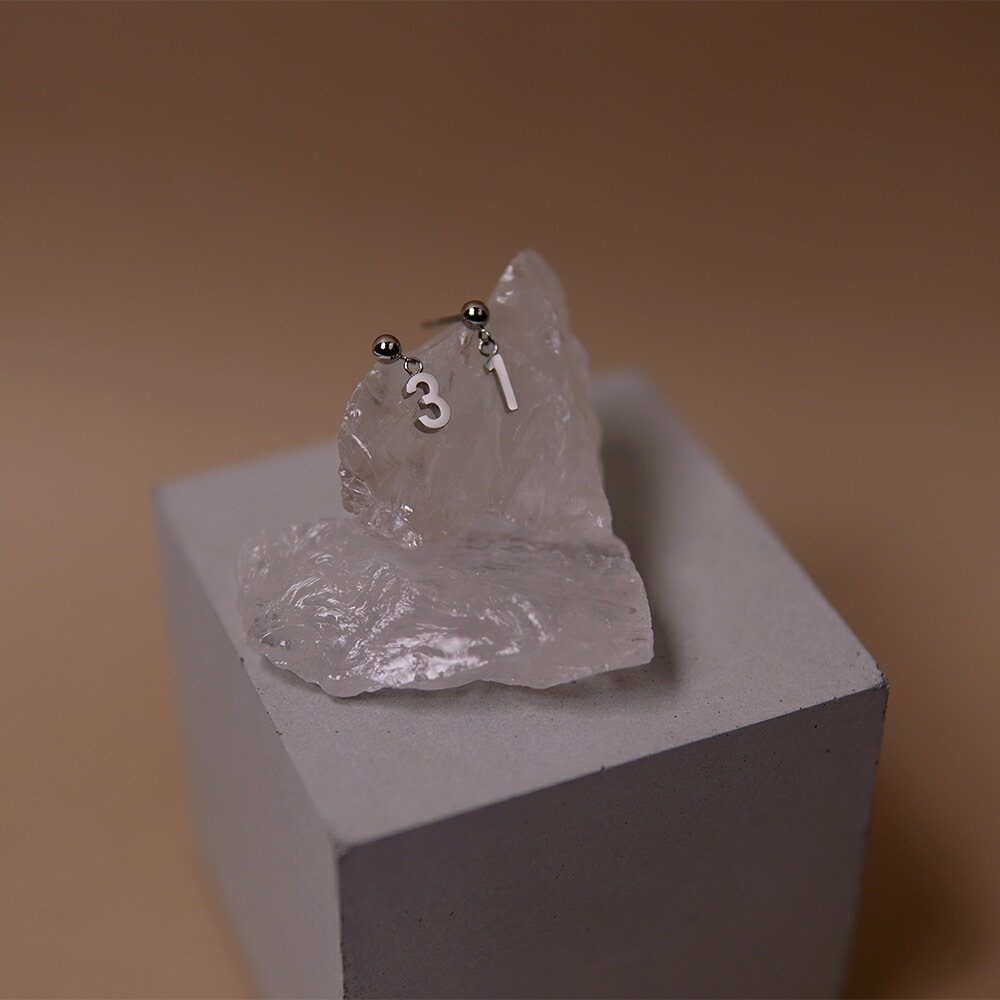 【片耳販売】イニシャル&ナンバー 半丸 スタッドピアス