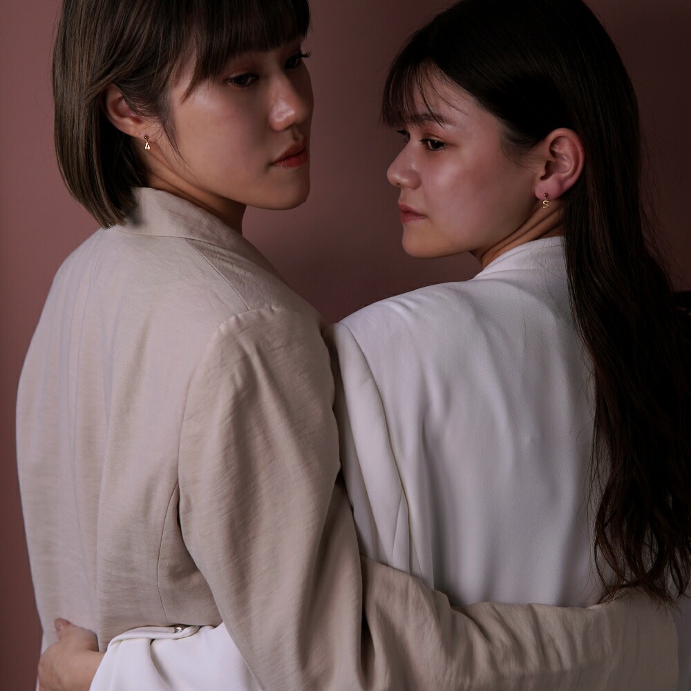 【片耳販売】イニシャル&ナンバー 半丸 スタッドピアス