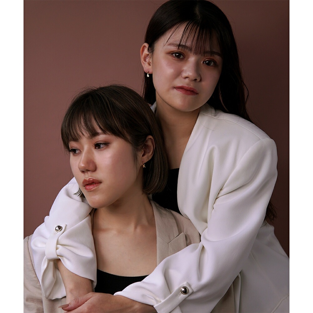 【片耳販売】イニシャル&ナンバー 半丸 スタッドピアス