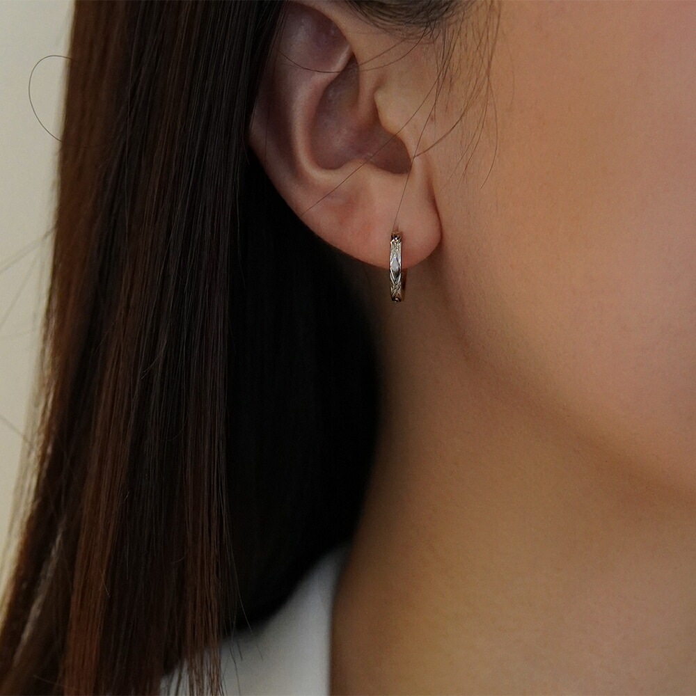 《TypeD》ダイヤモンドカット フープ 中折れ式ピアス 2mm×13mm