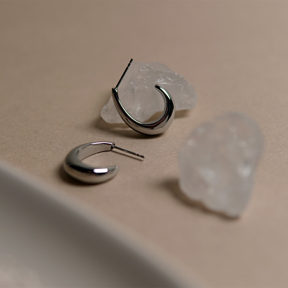 【片耳販売】ティアドロップ スタッドピアス
