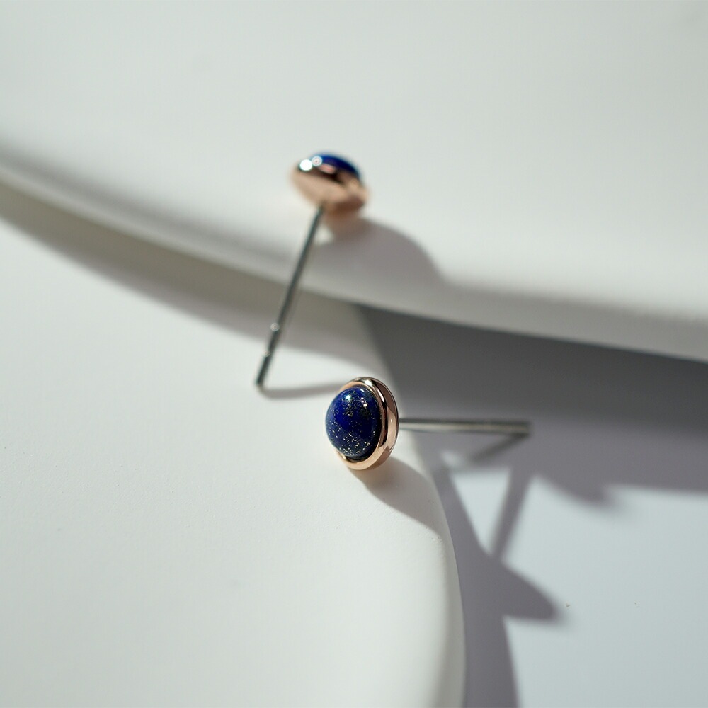 ラピスラズリ カボションカット  覆輪風 スタッドピアス ［4mm］