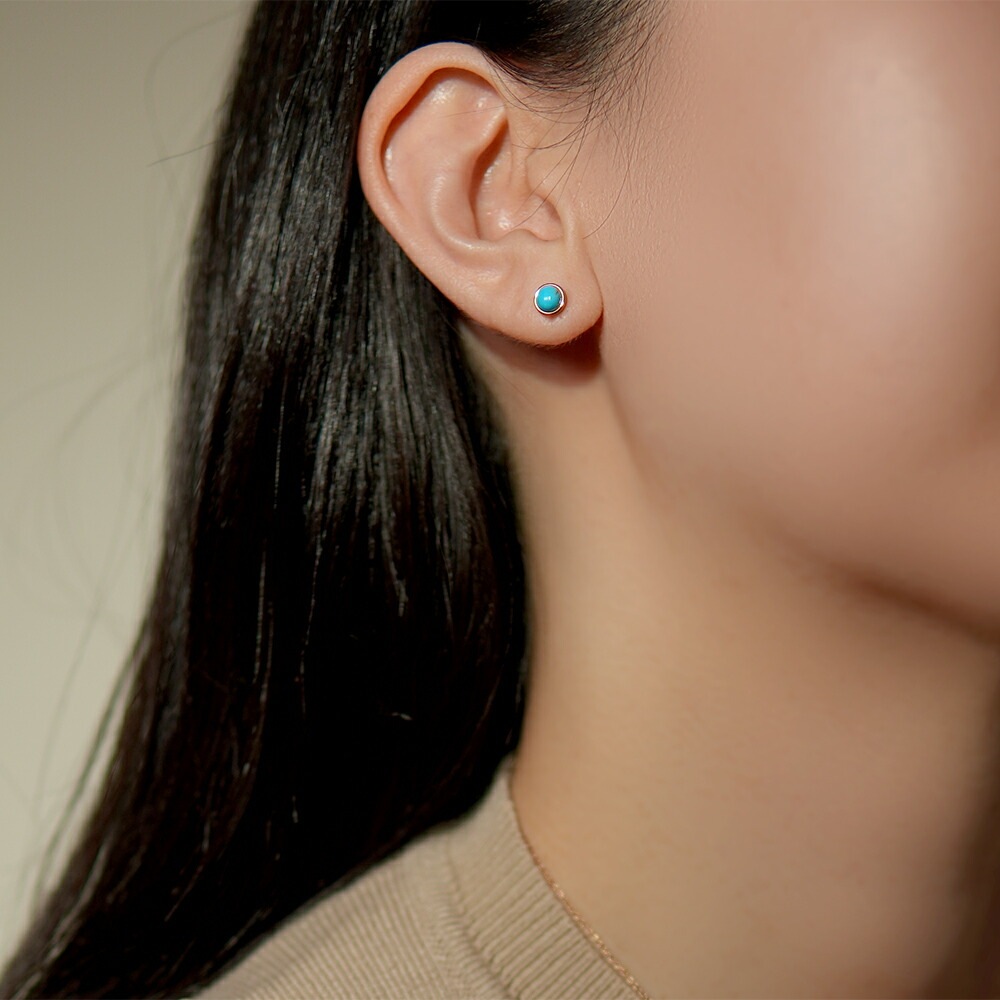 ターコイズ カボションカット  覆輪風 スタッドピアス ［4mm］