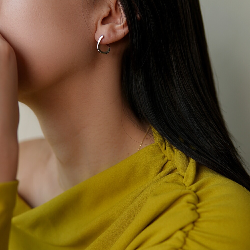 オーバル フープクロッシングピアス