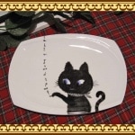 毎日の食卓をさりげなく和ませてくれそう♪ 黒猫ちゃんのプレート