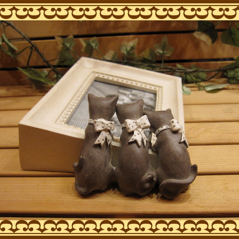 猫雑貨 リボンをしておしゃれした 三匹のネコちゃんが、ちょこんと