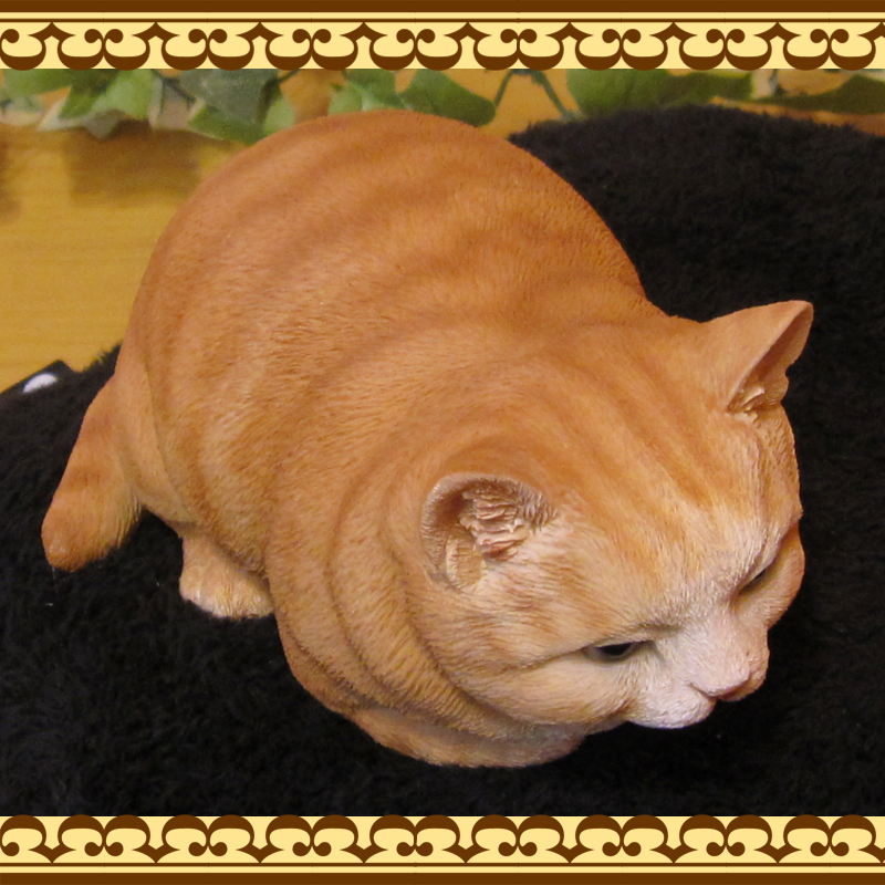 リアルなねこの置物 ベビーキャット 香箱座り 茶トラ レジン製ネコの
