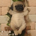 リアルな犬の置物 ブランコドッグ Bタイプ パグ いぬのフィギア イヌ ガーデン インテリア オーナメント◇お部屋のインテリアにお庭のオーナメントとしても♪