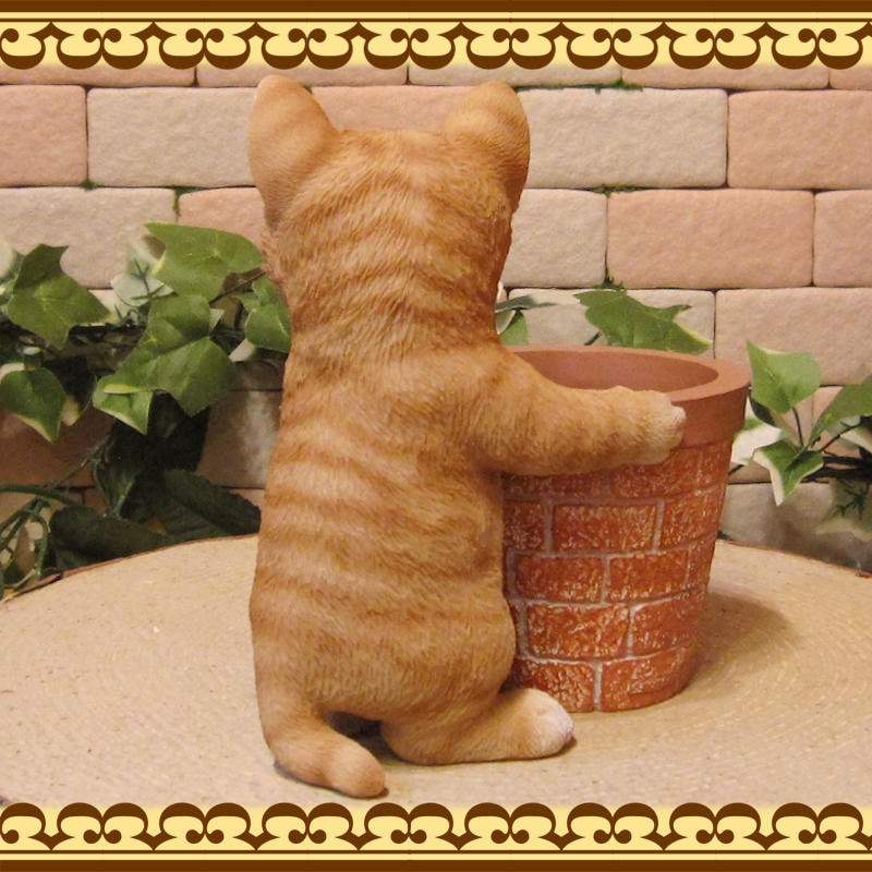 リアルな ねこの置物 猫とミニ鉢カバー 茶トラ 猫のオブジェ ネコ