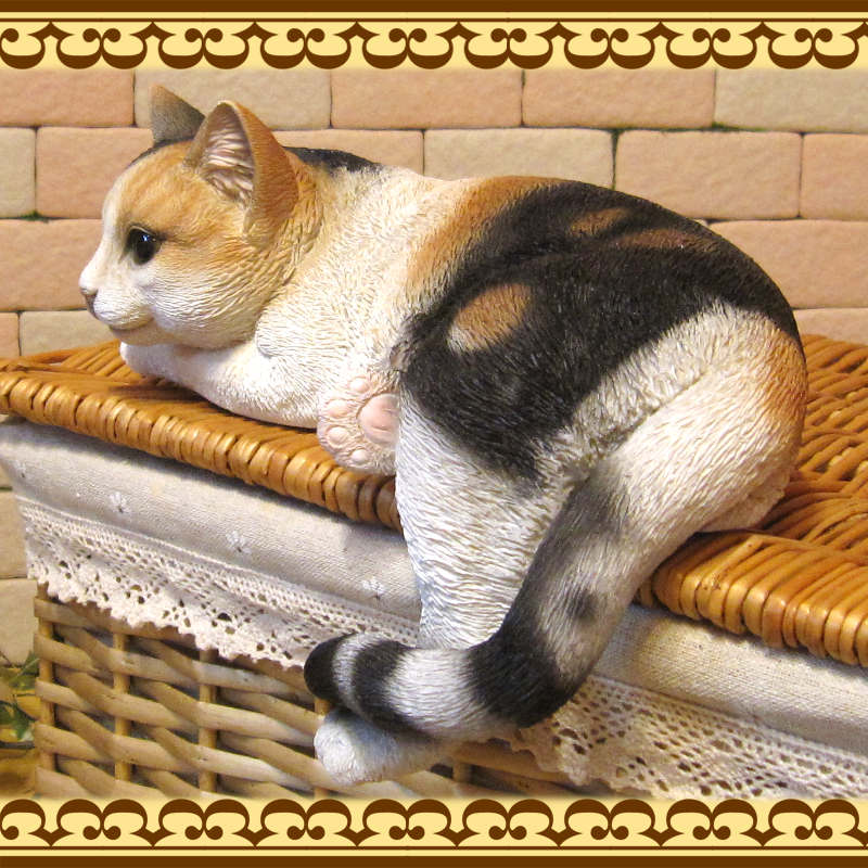 リアルなねこの置物 寝そべりキャット ミケ レジン製ネコのフィギア