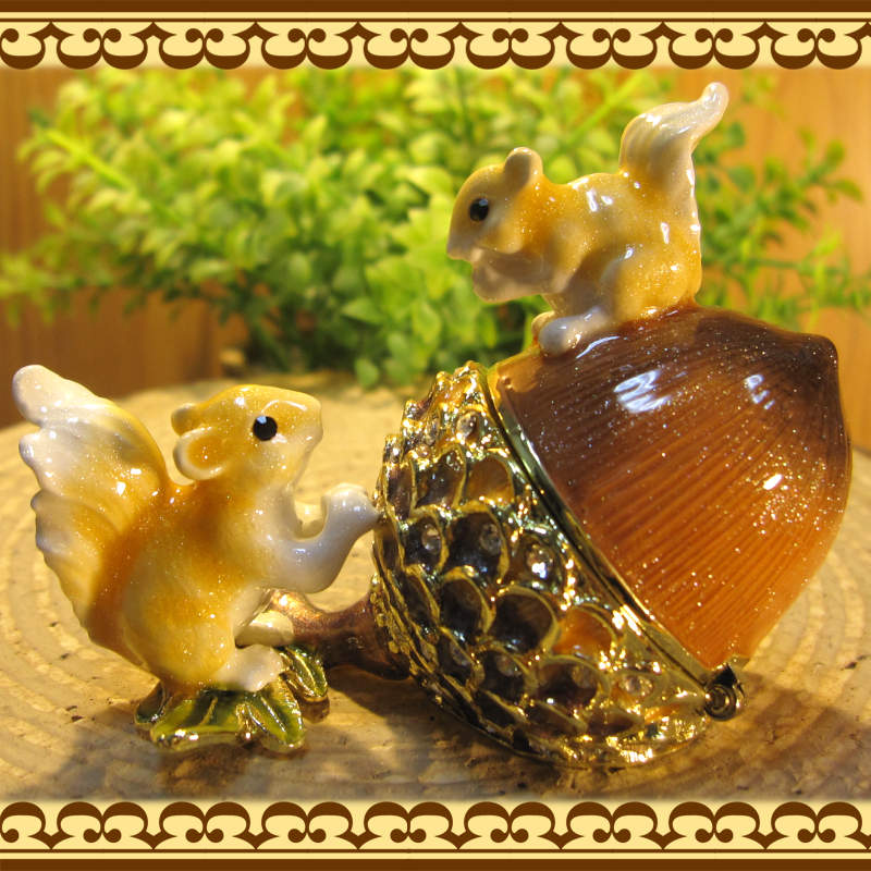 リスの置物 小物入れ どんぐりとリス りす ジュエリーケース 宝石箱