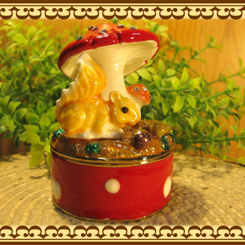 リスの置物　硝子ケースにいれて置いたのでレトロですが綺麗なままです ササキクリスタル ガラスのリス 小物入れ 置物 佐々木ガラス | LUNETTA