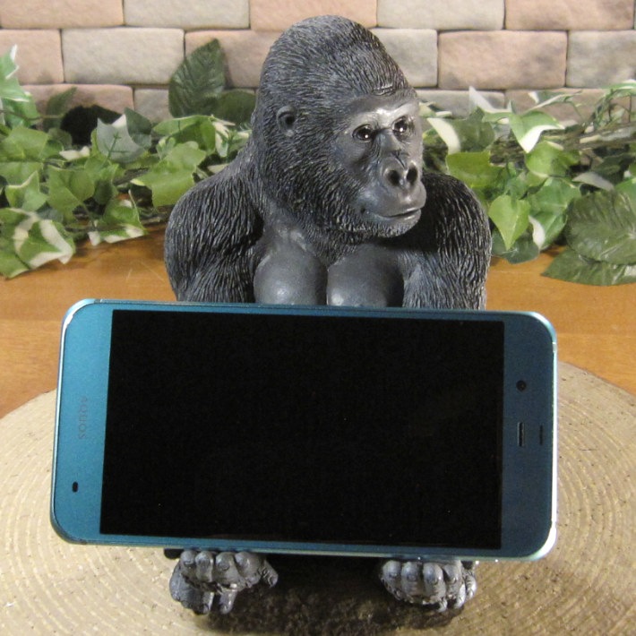 リアルな動物の置物 スマホスタンド ゴリラ お手伝い中 スマートフォン