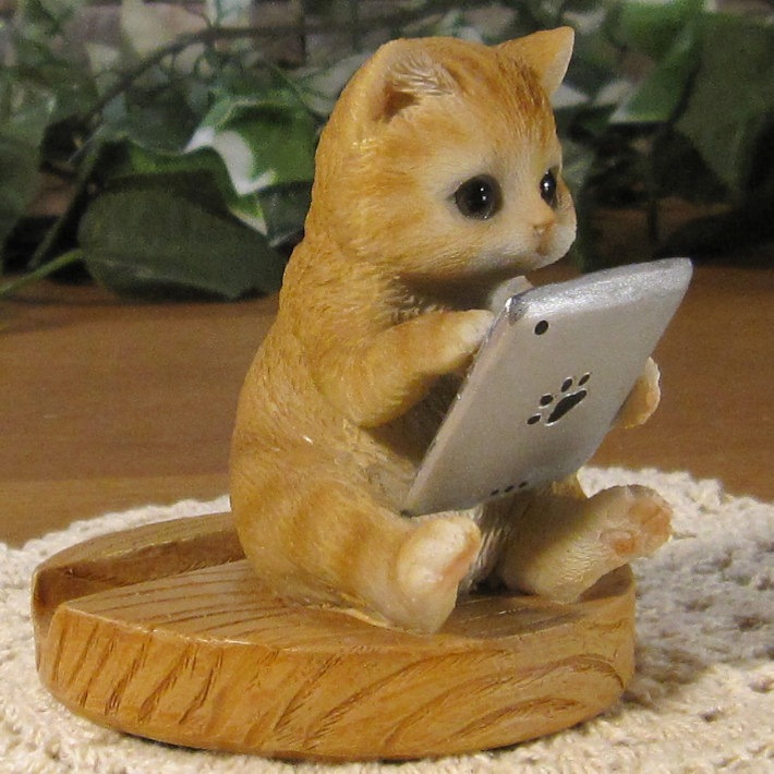 リアルな猫の置物 チャトラ スマホスタンド キャット Cタイプ 卓上