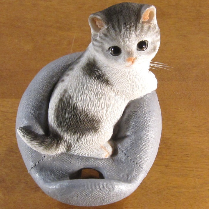 リアルな猫の置物 ホワイト＆グレー スマホスタンド キャット チェアー