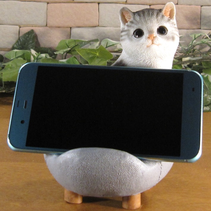 リアルな猫の置物 ホワイト＆グレー スマホスタンド キャット チェアー