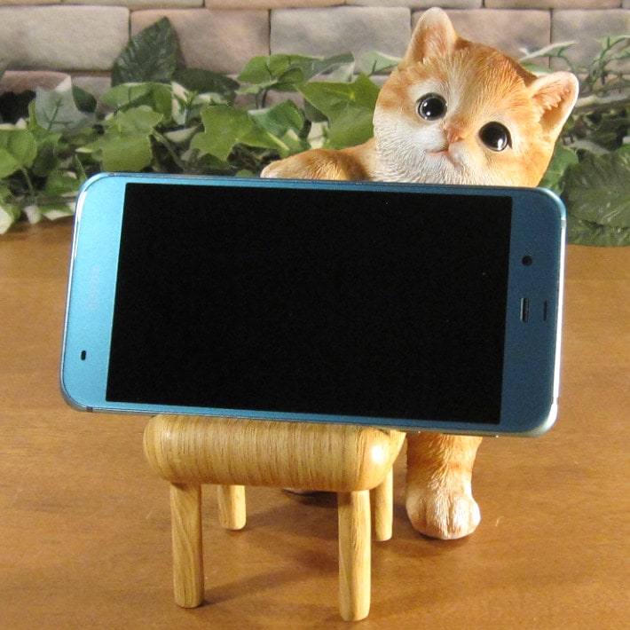 リアルな猫の置物 チャトラ スマホスタンド キャット チェアータイプ