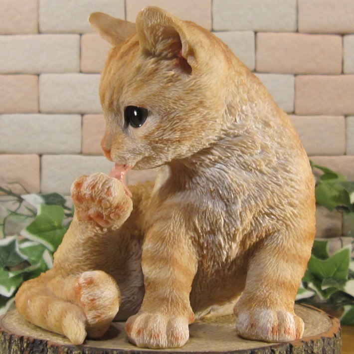 リアルな猫の置物 キャット 毛づくろい チャトラ ねこ 動物オブジェ