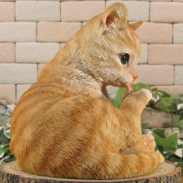 リアルな猫の置物 キャット 毛づくろい チャトラ ねこ 動物オブジェ