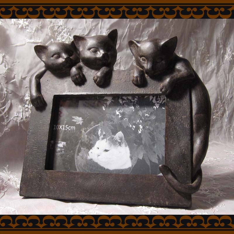 三匹のねこちゃんが写真を覗き込み トリオキャット フォトフレーム