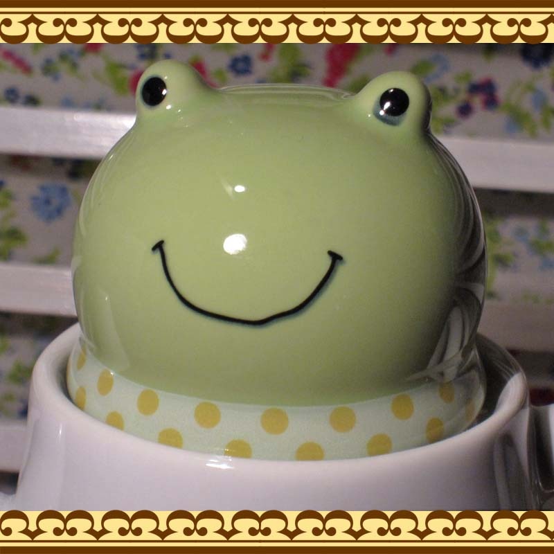 ポットからちょこんとカエルちゃんが 茶こし付きティーポットとカップのセット かわいい動物グッズの通販なら 雑貨の森 Ki Ra Ra ポットからちょこんとカエルちゃんが 茶こし付きティーポットとカップのセット かわいい動物グッズの通販なら 雑貨の森 Ki Ra Ra