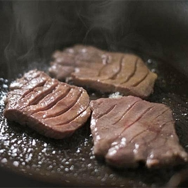 【佐藤精肉店】杜の都仙台名物・厚切り牛タン塩味(150ｇ入×6パック)