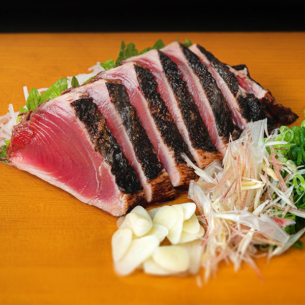 【しまんとどめきかんぱに】一本釣り地鰹の藁焼きタタキ（旬凍） 